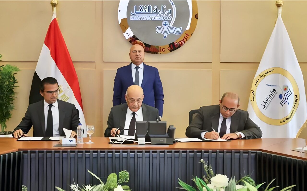 تنفيذا لتوجيهات الرئيس، وزير النقل يشهد توقيع مذكرة تفاهم لإنشاء مركز إقليمي للتوزيع والتصدير بميناء الدخيلة