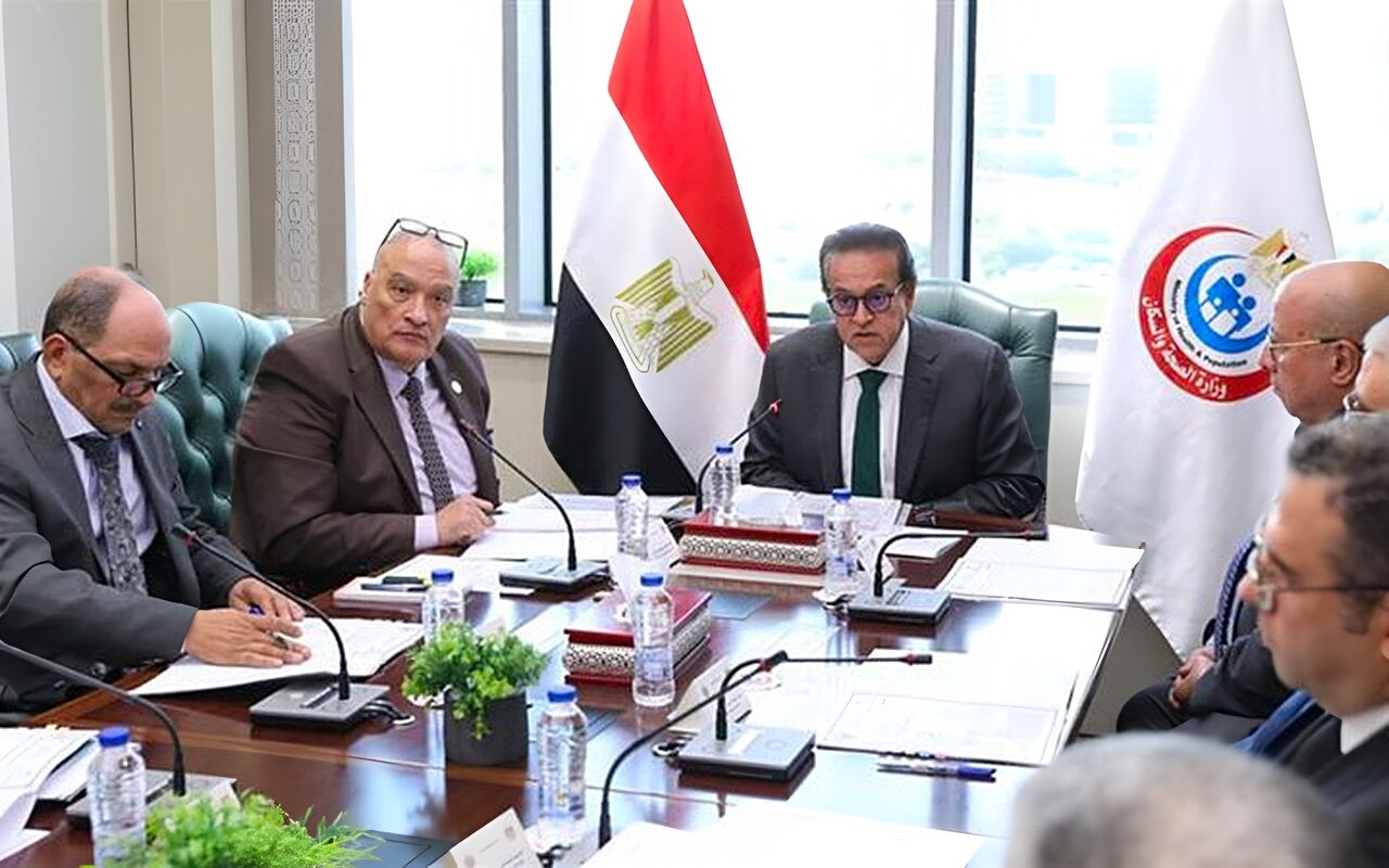 وزير الصحة يبحث تعزيز حماية الأطقم الطبية من مخاطر المهنة