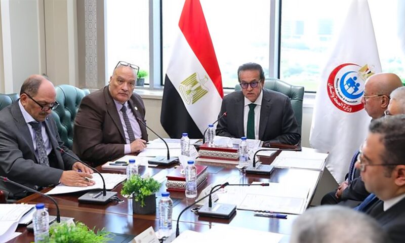 وزير الصحة يبحث تعزيز حماية الأطقم الطبية من مخاطر المهنة