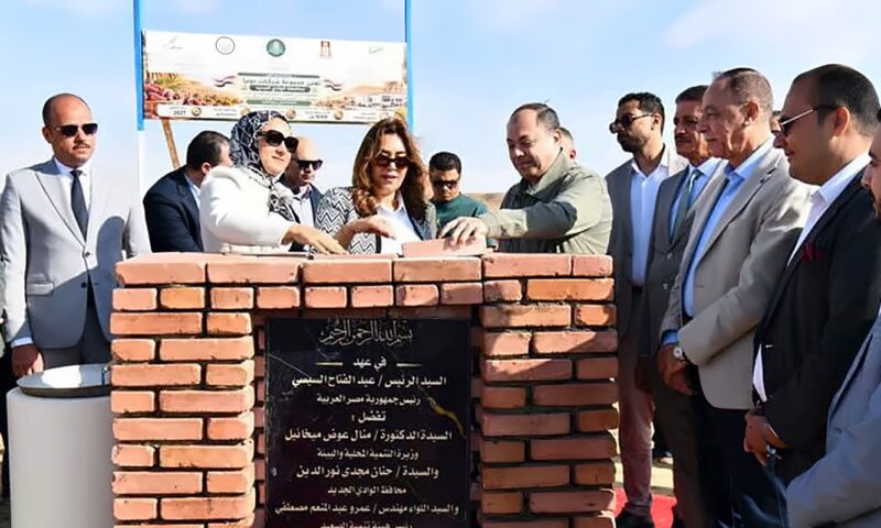 وزيرة التنمية المحلية تضع حجر أساس مجمع الصناعات الغذائية بالخارجة