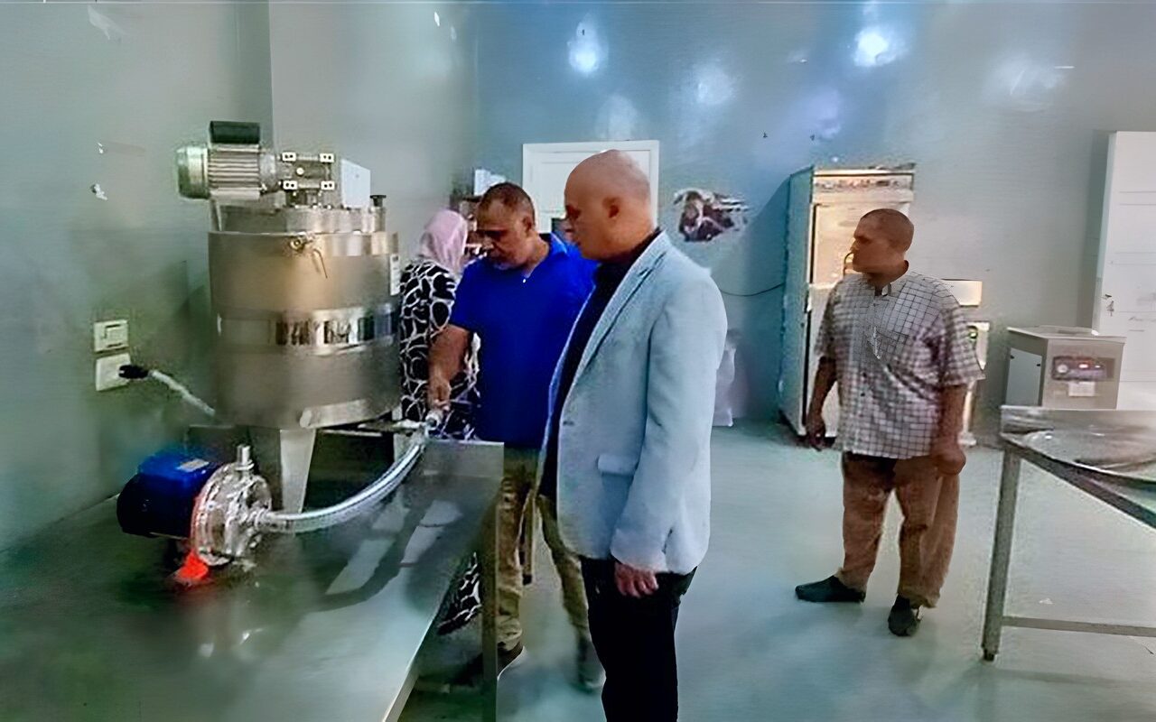أسيوط تحصد العقيق الأحمر، المحافظ يتابع مراحل تصنيع منتجات الرمان بساحل سليم (صور)