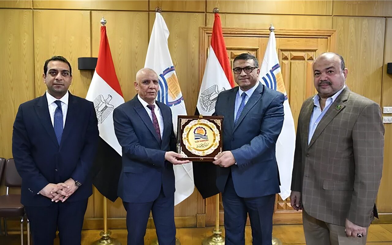 محافظ قنا يكرم رئيس شركة مياه الشرب والصرف الصحي تقديرًا لجهوده خلال فترة عمله بالمحافظة
