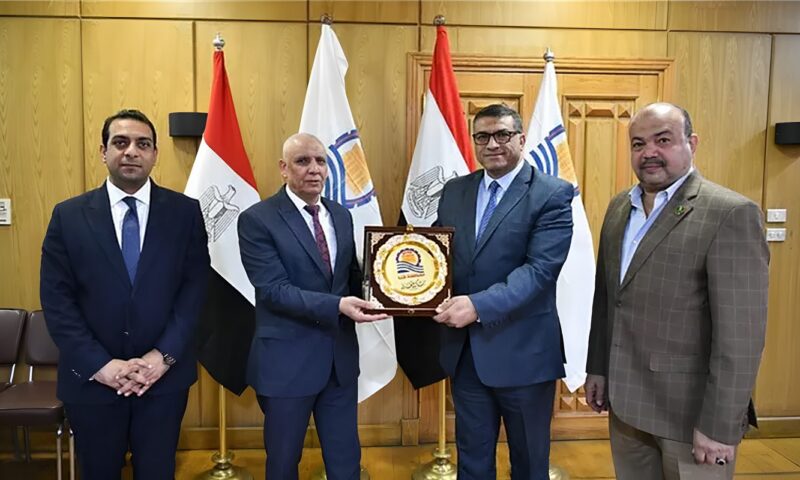 محافظ قنا يكرم رئيس شركة مياه الشرب والصرف الصحي تقديرًا لجهوده خلال فترة عمله بالمحافظة