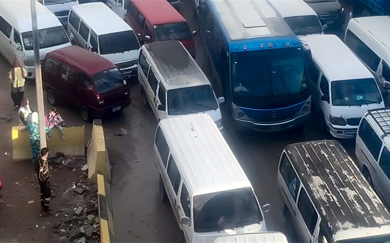 بسبب الأمطار، انقلاب سيارة نقل ثقيل بمقطورة بصحراوي الإسكندرية