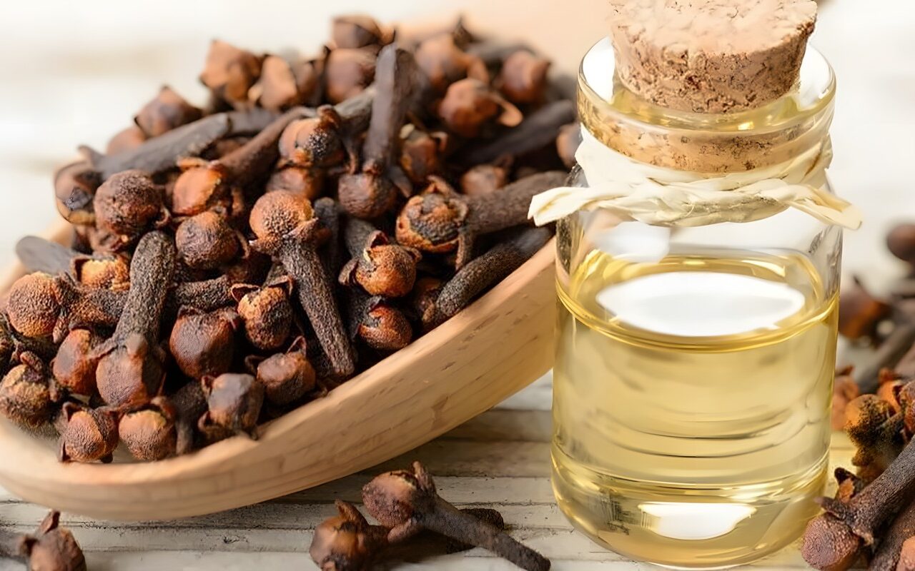 تلف الكبد وتشنجات .. احترس القرنفل يسبب أضرار خطيرة في هذه الحالات