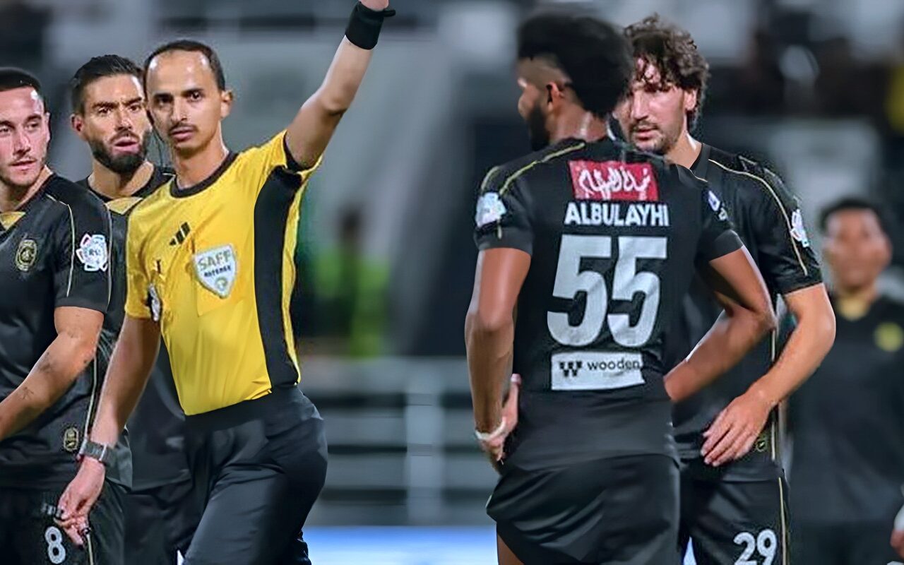 علي البليهي يدخل تاريخ الدوري السعودي برقم صادم بعد طرده أمام التعاون