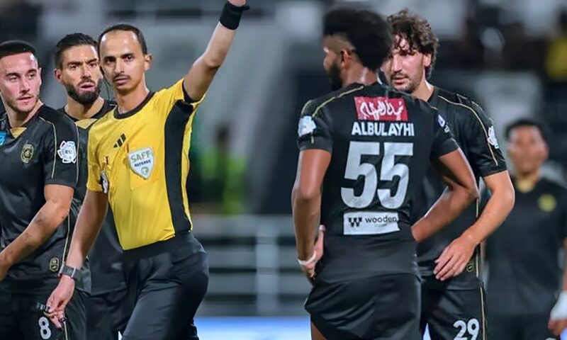 علي البليهي يدخل تاريخ الدوري السعودي برقم صادم بعد طرده أمام التعاون