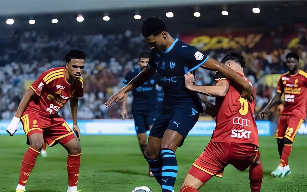 الدوري السعودي، تعادل مثير بين الهلال والقادسية في الشوط الأول