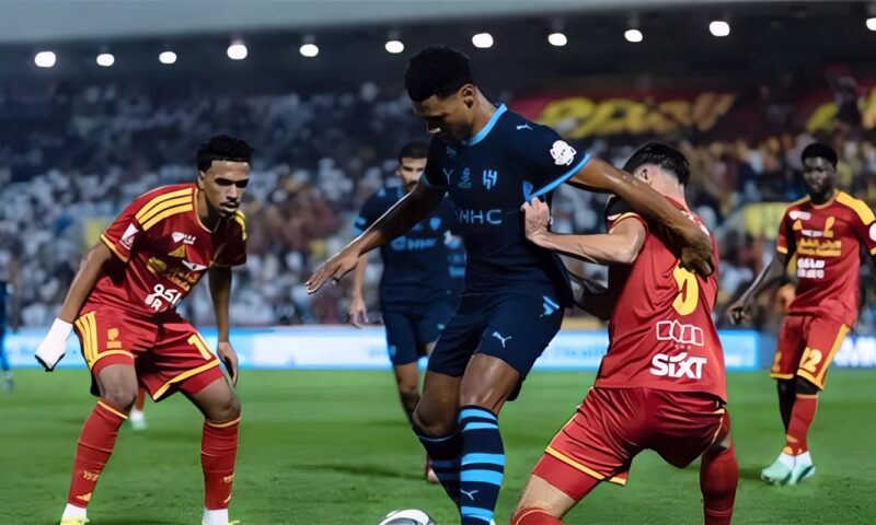 الدوري السعودي، تعادل مثير بين الهلال والقادسية في الشوط الأول