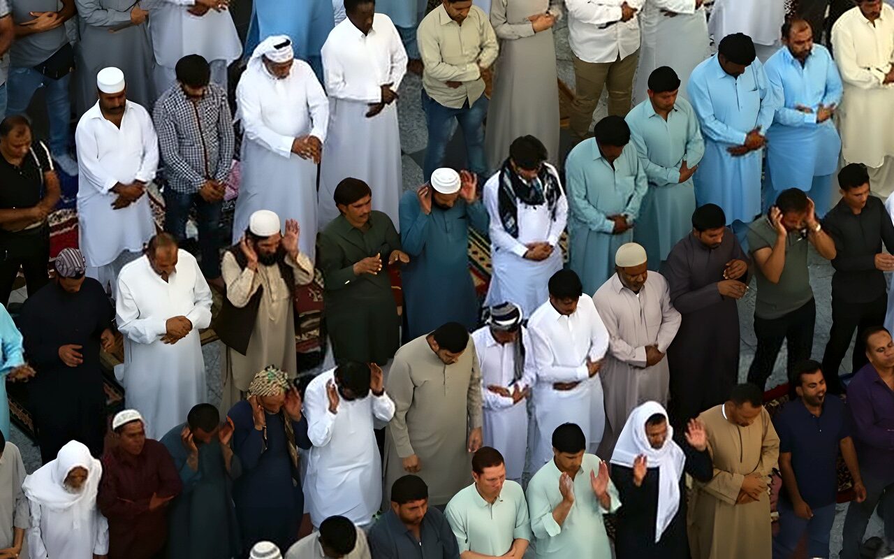 الإفتاء توضح صحة حديث “من قرأ القرآن في الصلاة له بكل حرف 100 حسنة”