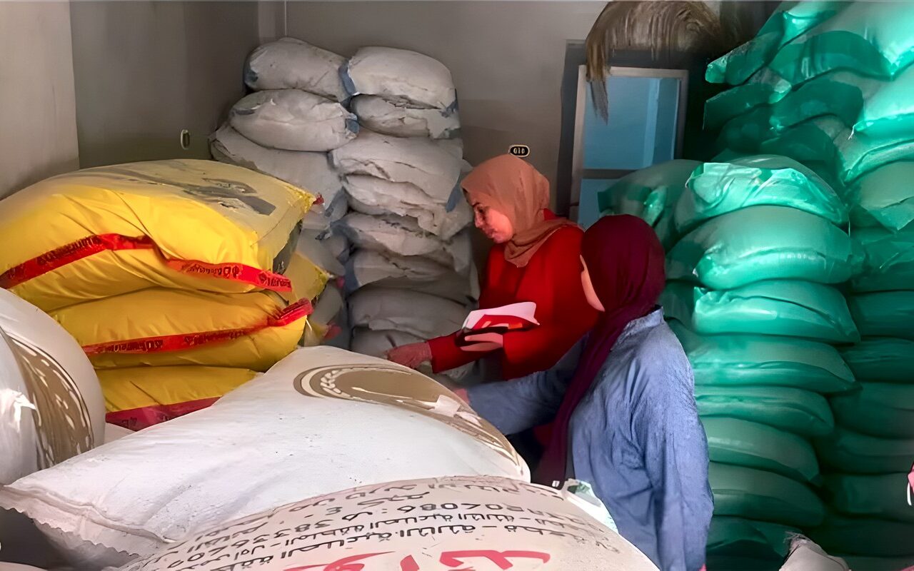 ضبط سلع غذائية منتهية الصلاحية خلال حملات رقابية لضبط الأسواق في قنا