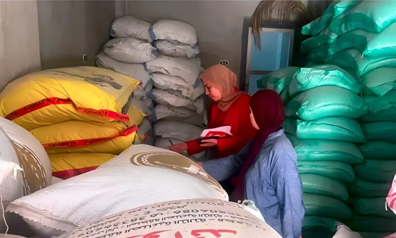 ضبط سلع غذائية منتهية الصلاحية خلال حملات رقابية لضبط الأسواق في قنا