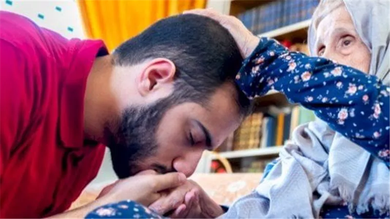 هل يأثم الابن إذا دعا على أبيه أو أمه؟ أمين الفتوى يجيب (فيديو)