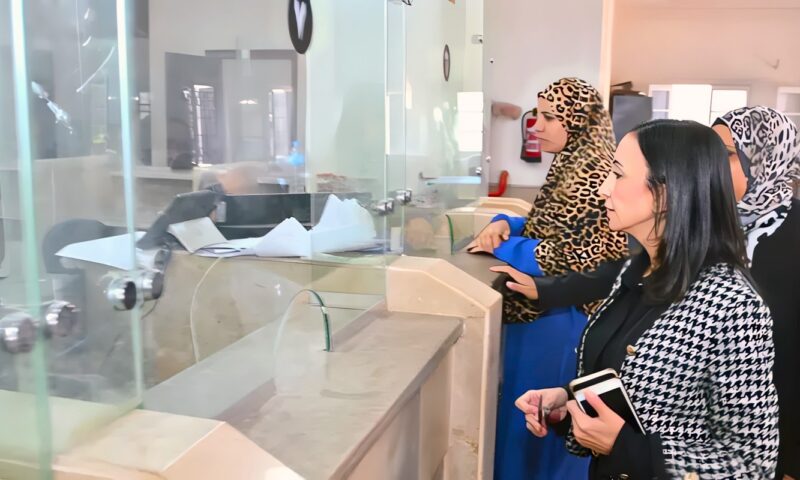 جولة مفاجئة لمحافظ البحيرة بقرية دمسنا، توجيهات بسرعة إنجاز معاملات المواطنين