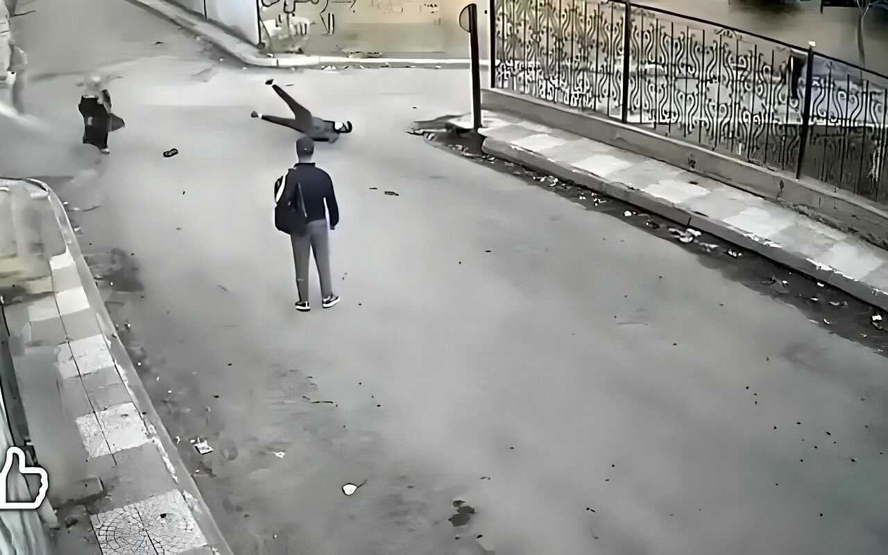 الأمن يفحص الفيديو، لص يتعثر ويسقط أرضا أثناء الهروب وسيدة تنجح في استعادة حقيبتها