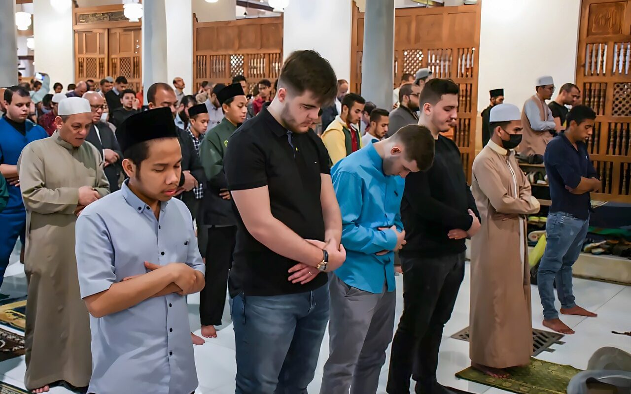 أمين الإفتاء يوضح حكم من دخل صلاة الجنازة ظانا أنها فريضة