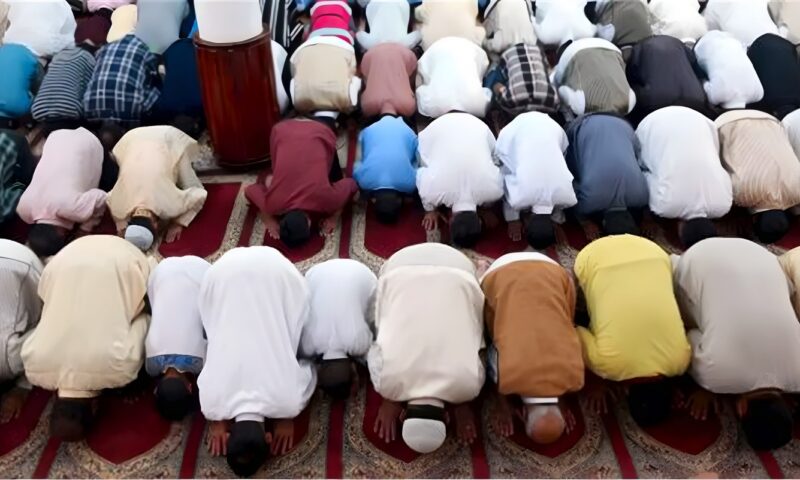ما صحة حديث “إن أبواب السماء تفتح إلى زوال الشمس فلا ترتج حتى يصلى الظهر”؟