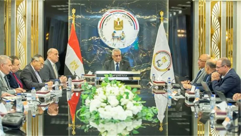 وزير الدولة الانتاج الحربي يتابع الموقف التنفيذي لمشروعات “حياة كريمة”.. ويوجّه بالعمل على سرعة الانتهاء منها وفقًا لأعلى المعايير