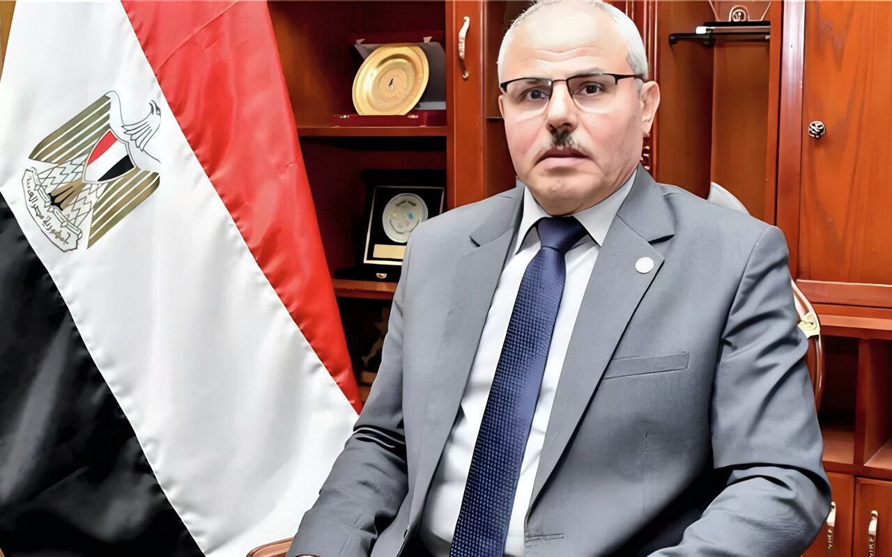 بعد التجديد له رئيسا لجامعة قناة السويس، تعرف على مسيرة الدكتور ناصر مندور العلمية