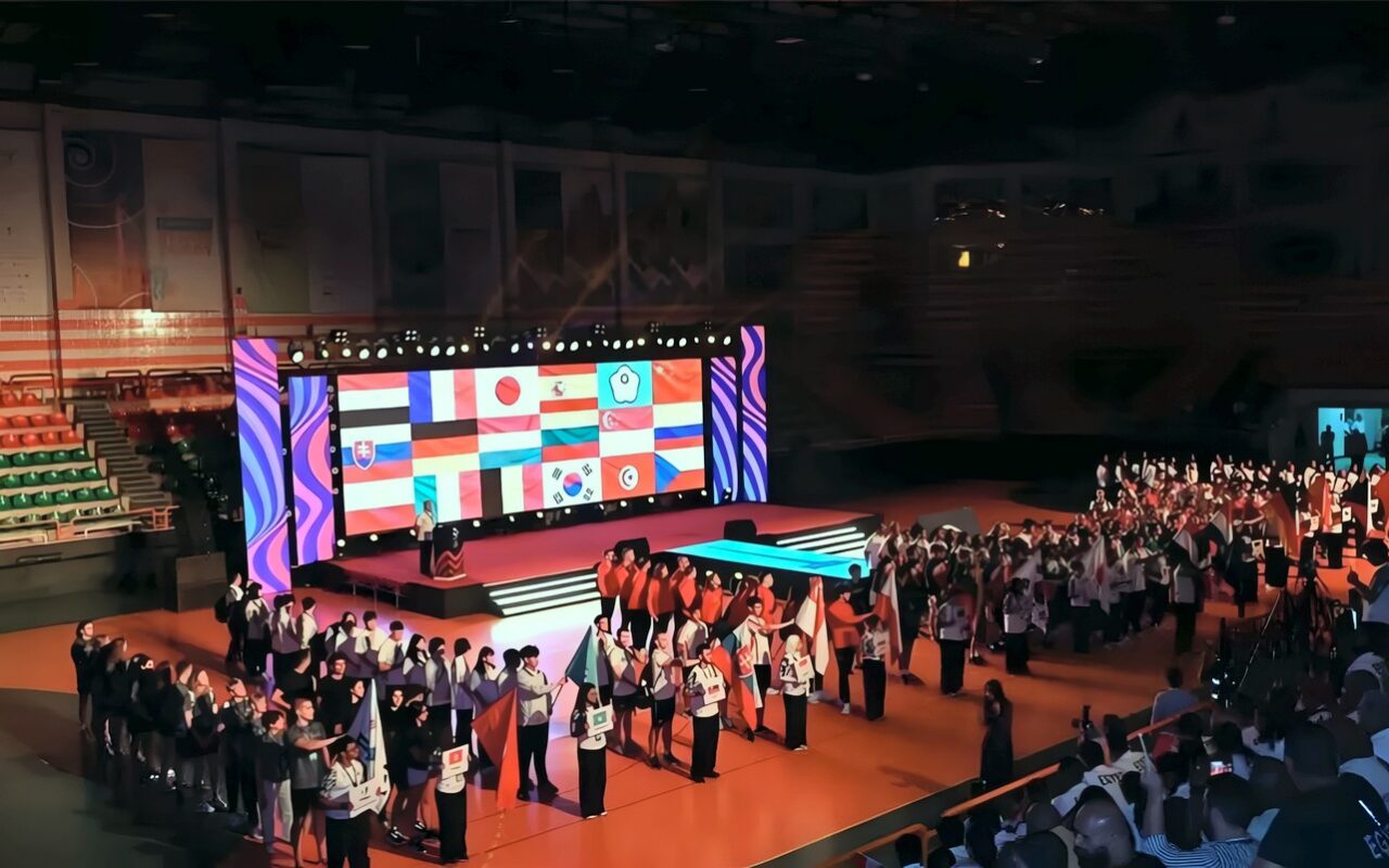 بمشاركة 20 دولة، محافظ جنوب سيناء يفتتح بطولة العالم للجامعات للسباحة بالزعانف 2026