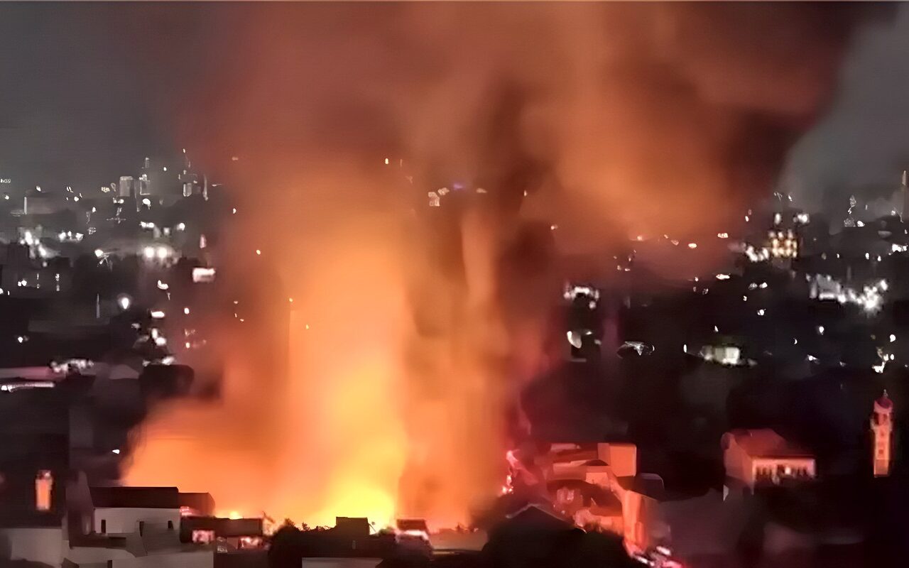 جحيم جاكرتا، حريق مرعب يلتهم 83 منزلا ويصيب المئات بإندونيسيا (فيديو)
