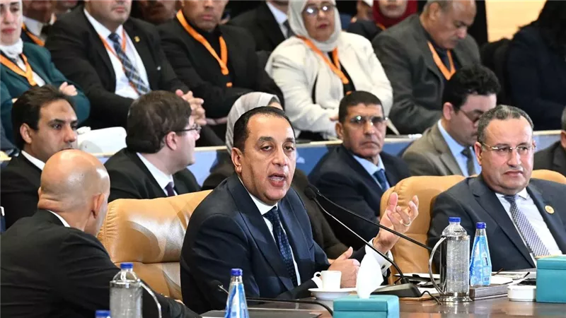 طلاب وافدون في كليات الطب ومصريون خارجها.. مدبولي يوضح سر قبول الأجانب بالجامعات المصرية
