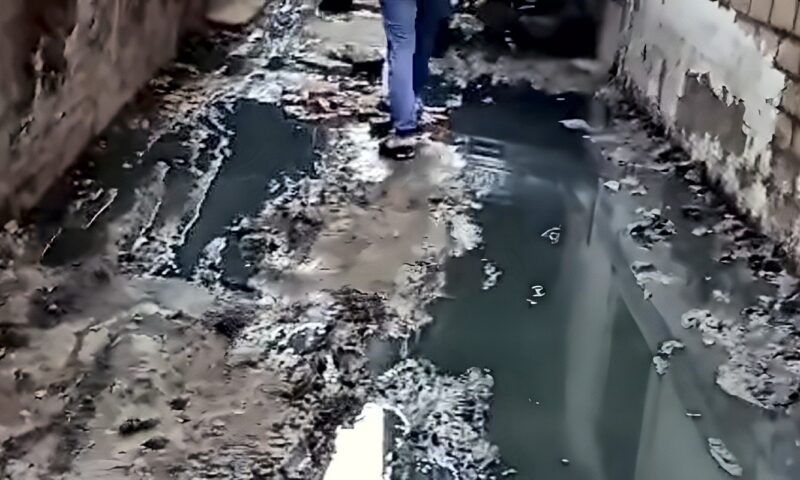 بعد طفح الصرف الصحي بقرية برشوم، مياه القليوبية: التوصيلات غير الشرعية هي السبب (صور)