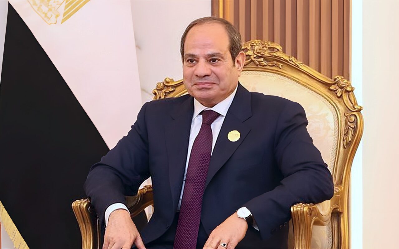 السيسي يوقع في دفتر التشريفات بالقصر الرئاسي في سول ويلتقط الصور التذكارية مع نظيره الكوري