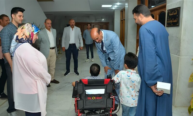 محافظ أسيوط يستجيب لطلب طفل من ذوي الهمم ويسلمه كرسيًا كهربائيًا متحركًا