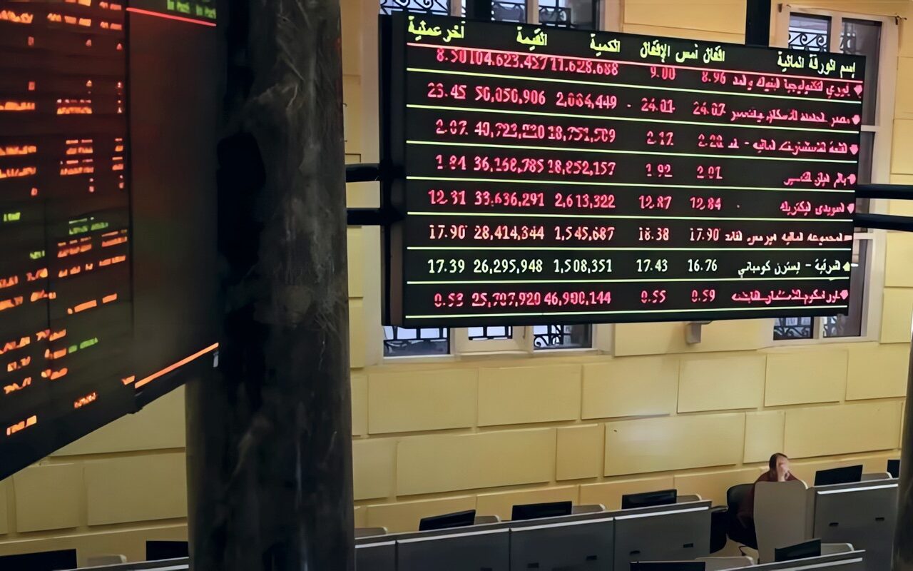 للمرة الثالثة خلال 5 سنوات، البورصة توقف التداول.. هبوط EGX 100 بنسبة 10% يعيد مشهد 2021 (تقرير)
