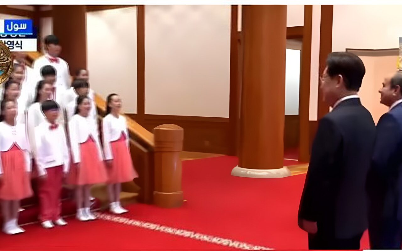 أطفال كوريا يستقبلون السيسي بأغنية “فيها حاجة حلوة” والرئيس يمازحهم (فيديو)