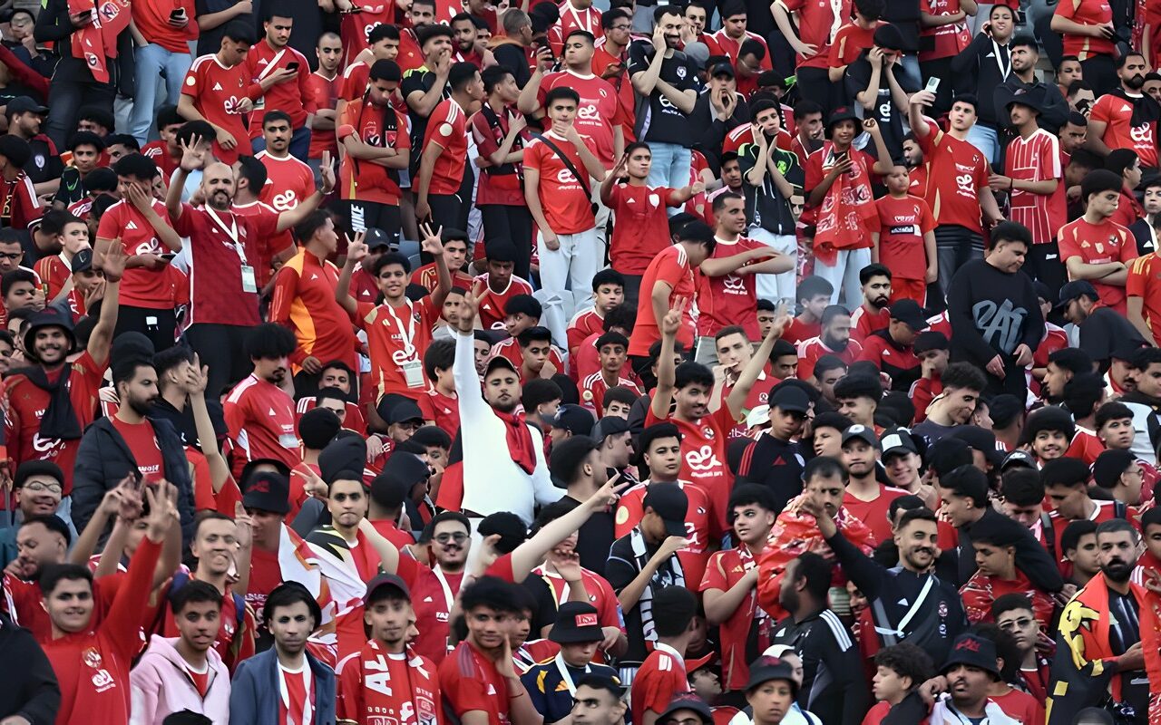 شاهد رد فعل جماهير الأهلي بعد تواجد مهدي سليمان حارس الزمالك في منطقة إحماء الأحمر (فيديو)