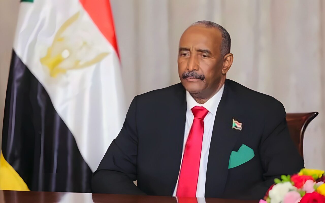 البرهان يثمن الموقف المصري في عدم المساواة بين مؤسسات الدولة الشرعية والميليشيات المتمردة