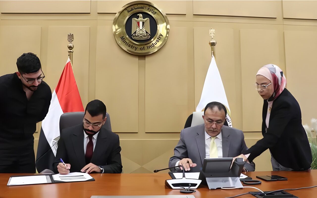 مركز تحديث الصناعة يوقع بروتوكول تعاون مع شركة بلاك سميث للذكاء الاصطناعي بهدف رفع كفاءة الصناعة المصرية