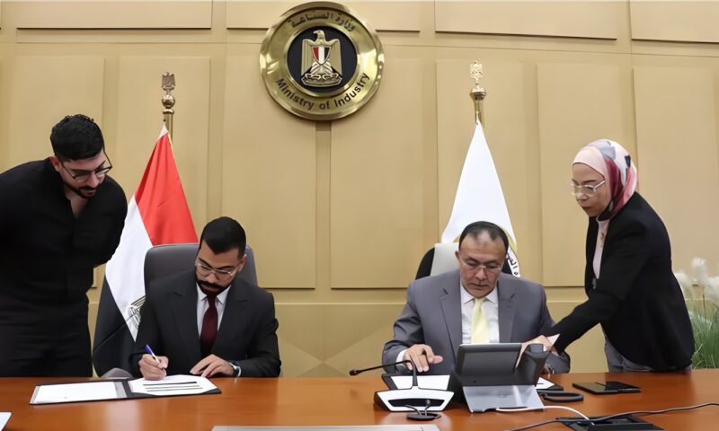 مركز تحديث الصناعة يوقع بروتوكول تعاون مع شركة بلاك سميث للذكاء الاصطناعي بهدف رفع كفاءة الصناعة المصرية