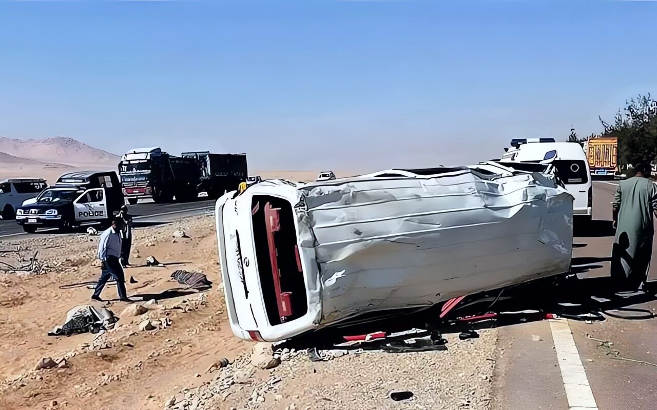 إصابة 3 أشخاص في انقلاب ميكروباص على الطريق الصحراوي بالصف