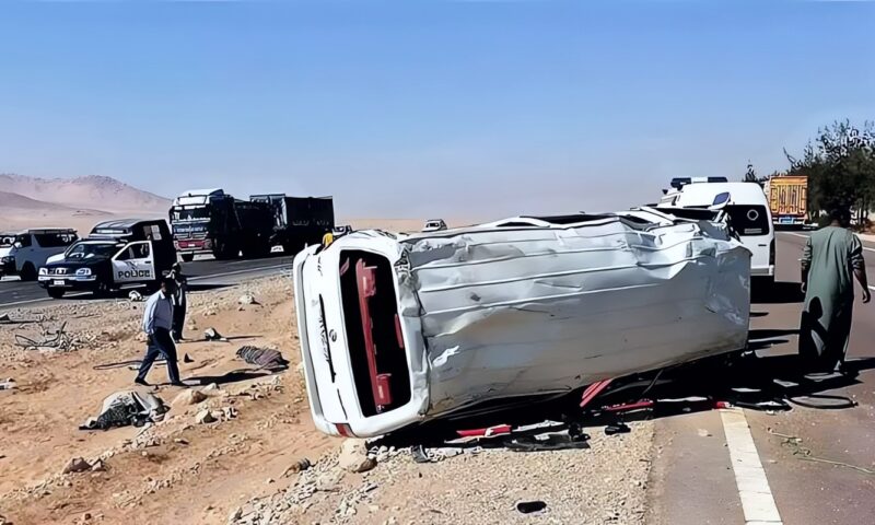 إصابة 3 أشخاص في انقلاب ميكروباص على الطريق الصحراوي بالصف