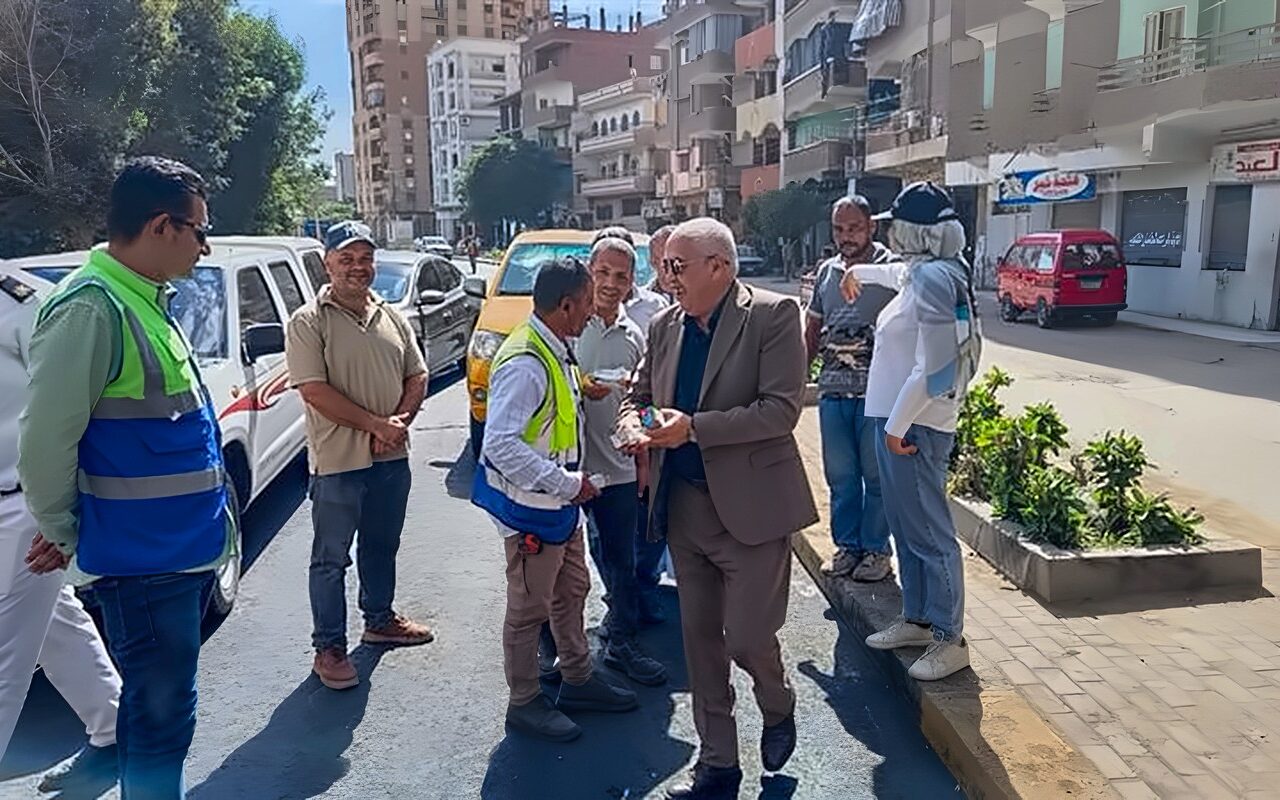 رئيس مدينة طوخ بالقليوبية يوزع العصائر والمياه الباردة على عمال الرصف