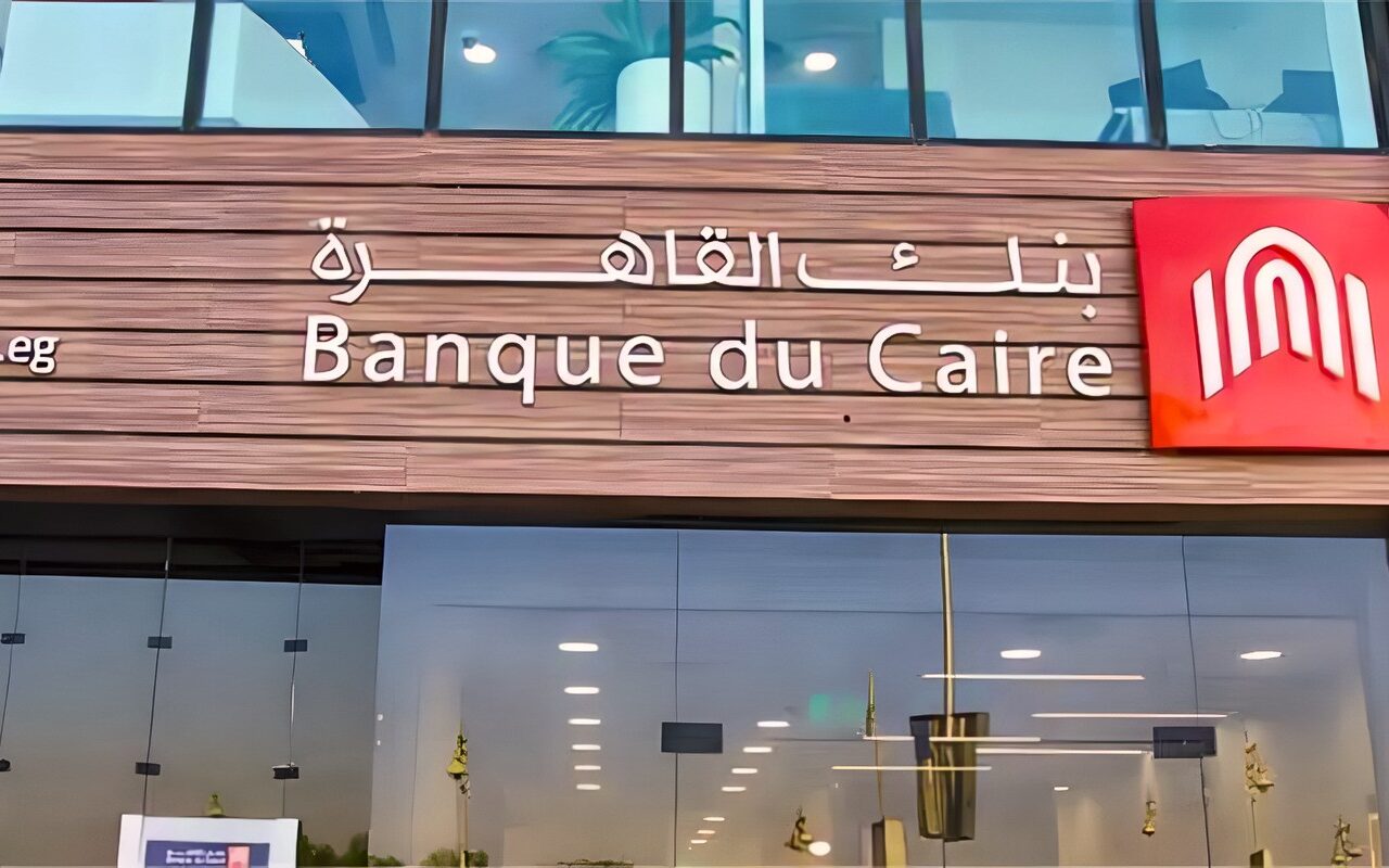 هل يمكن تفعيل بطاقات الخصم من ماكينات الصراف في بنك القاهرة؟