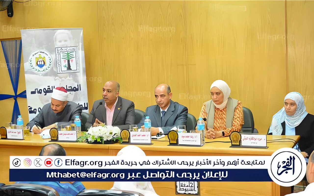 جامعة أسيوط تنظم مبادرة صحتك أولًا للتوعية بالقضايا السكانية وتنظيم الأسرة بكلية الخدمة الاجتماعية