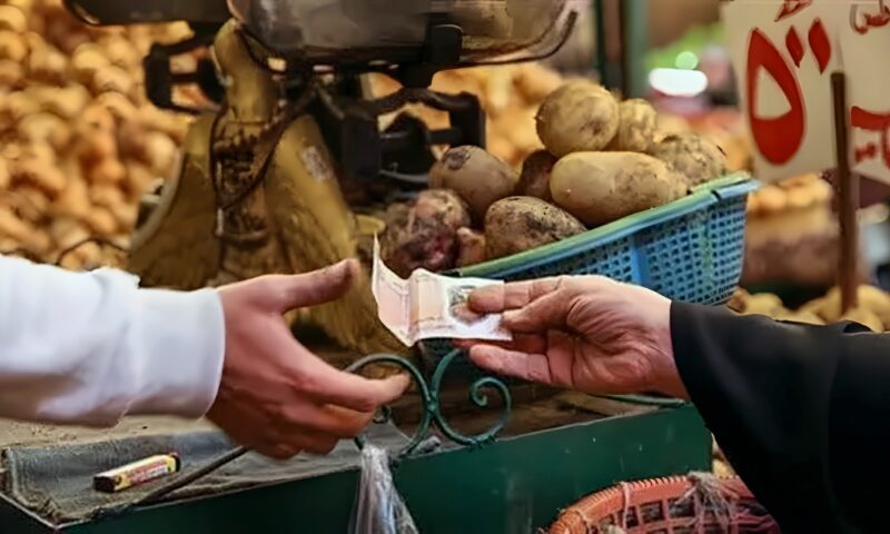 بين مؤشرات الاقتصاد الكلي وأعباء المعيشة، لماذا لا يشعر المواطن بتحسن التضخم؟