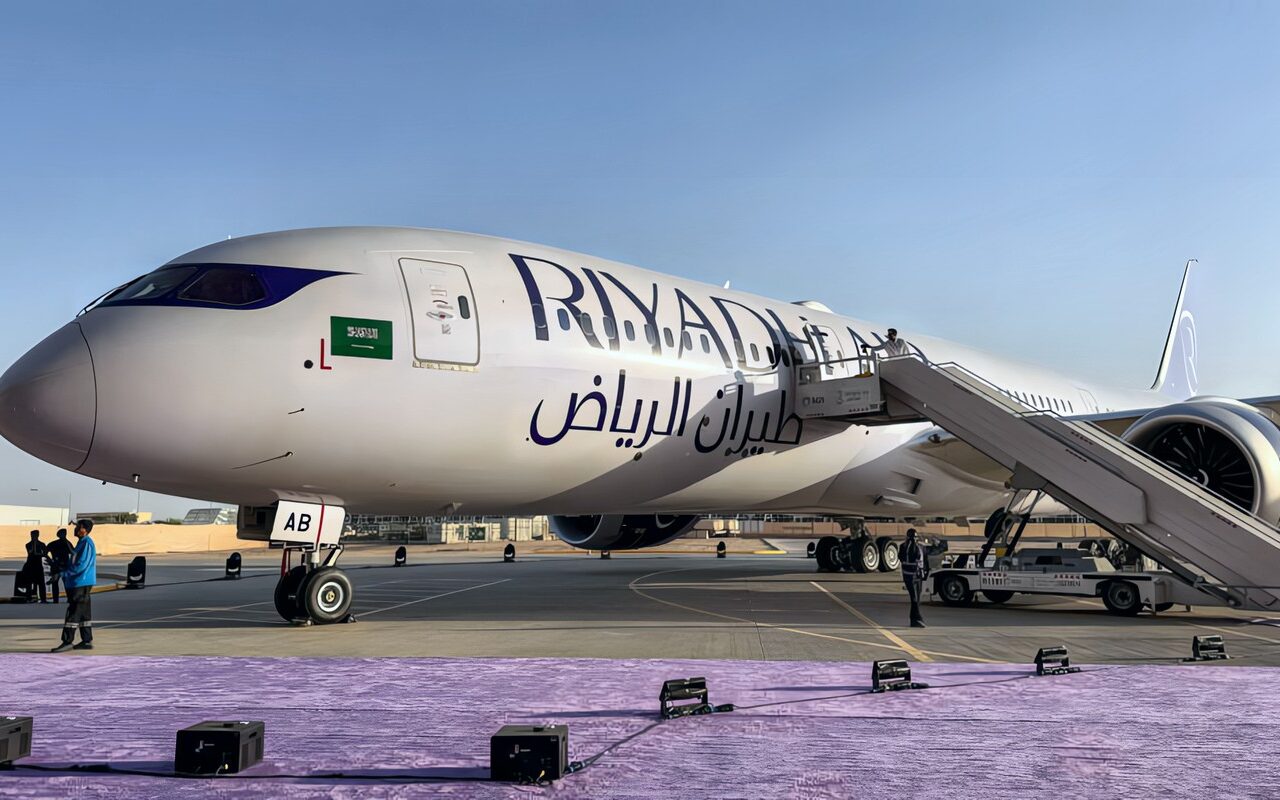السعودية تعترض صواريخ حوثية ومطار الرياض يستأنف رحلاته وسط استمرار الهجمات