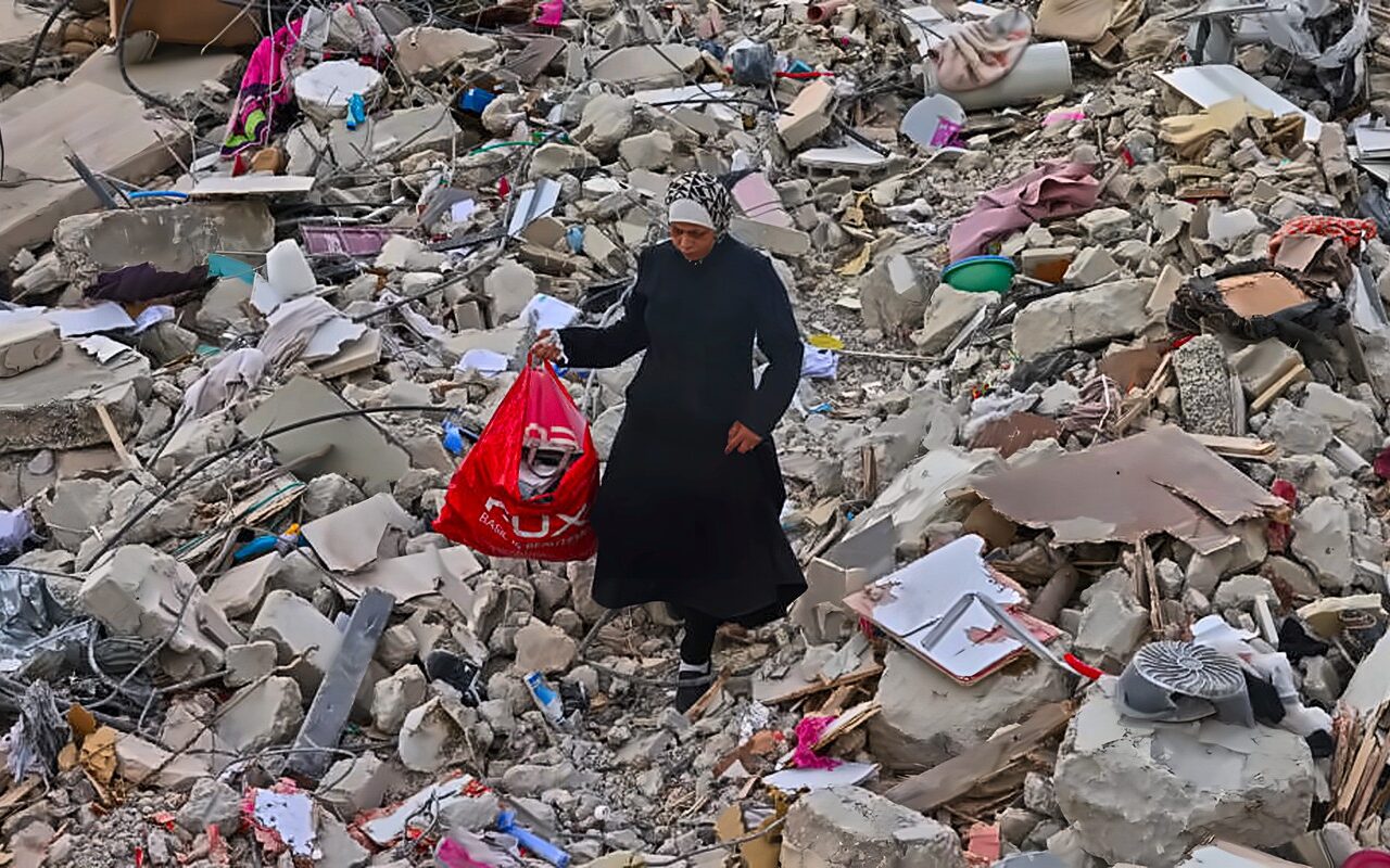 السلطات الإسرائيلية تهدم مبنى سكنيا في القدس الشرقية يؤوي نحو 70 فلسطينيا