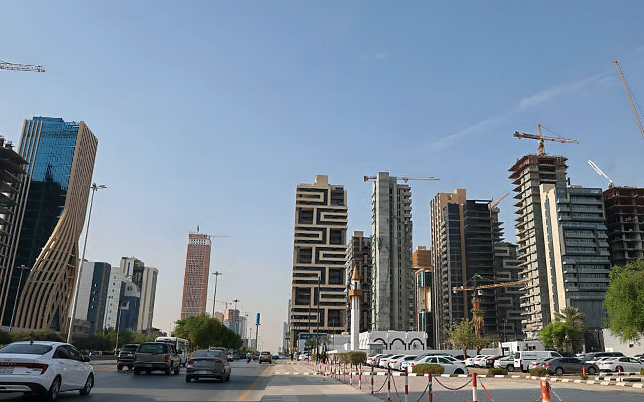 الحوثيون يتوعدون واشنطن ويعلنون استهداف مطار الرياض مجددا وسط تصاعد المعارك في اليمن