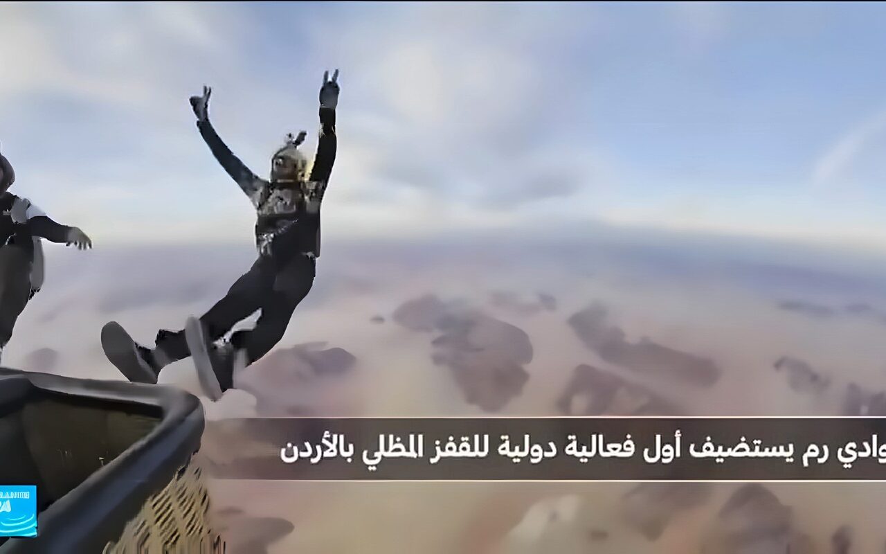 أول تظاهرة للقفز بالمظلات في وادي رم في الأردن