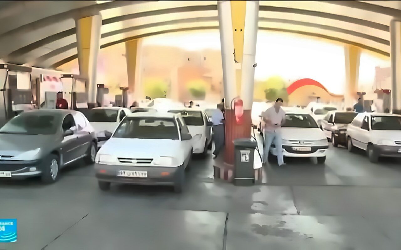 أزمة البنزين تتفاقم في إيران.. والعجز يفرض خيارات صعبة
