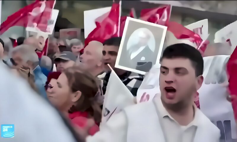 غضب في إزمير بعد انضمام رئيس بلديتها إلى حزب إردوغان الحاكم في تركيا