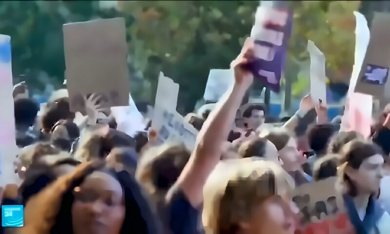 هواتف الطلاب توثق الاحتجاجات بفرنسا.. معركة الصور والروايات