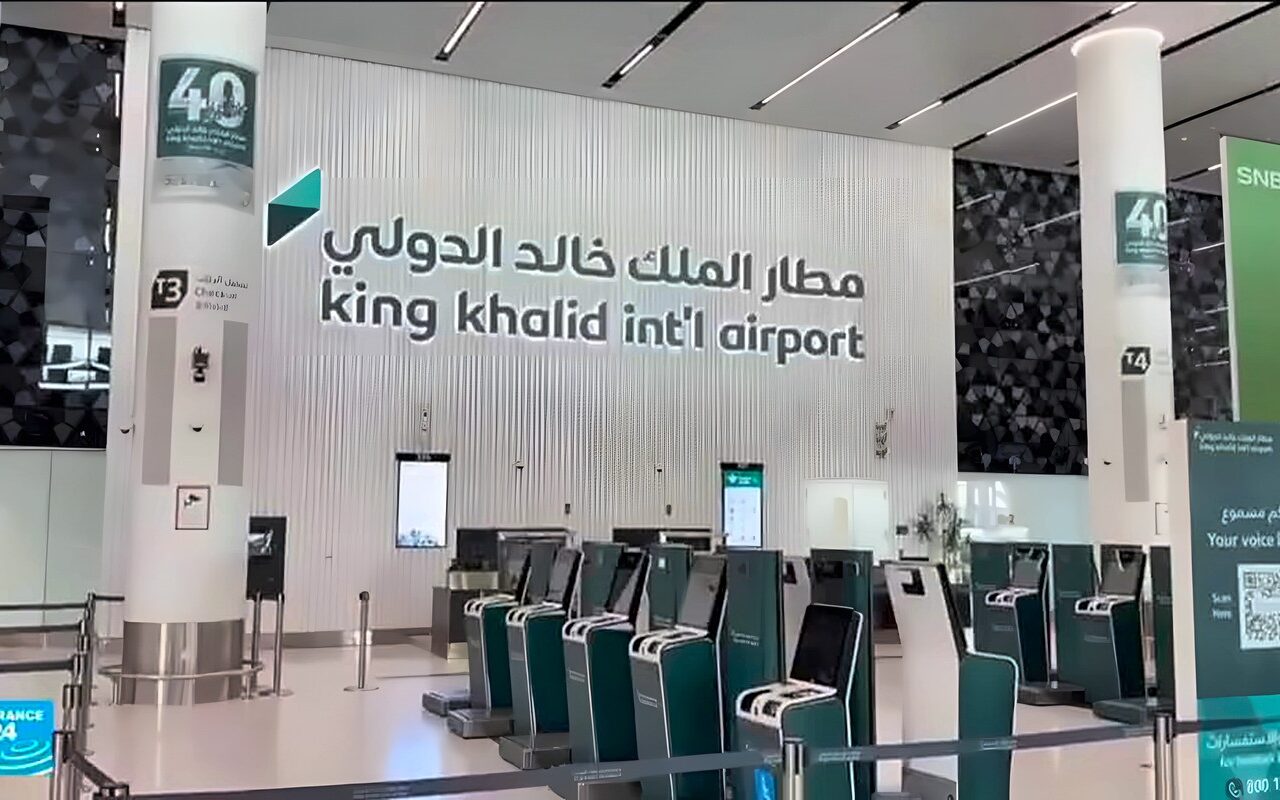 ماذا نعرف عما خلفته ضربات الحوثيون على مطار الرياض؟