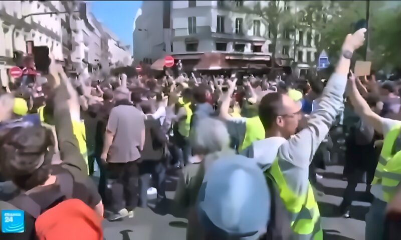 بعد احتجاجات الثانويات.. توقعات بعودة السترات الصفراء في فرنسا